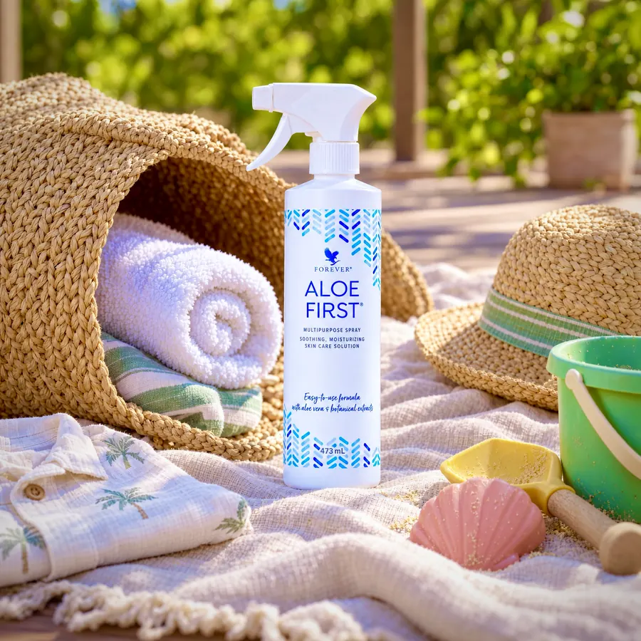 Geantă de plajă cu flaconul de Aloe First, prosop, pălărie de paie și jucării de nisip