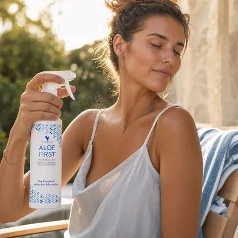 Aloe First pulverizat pe umăr, pe terasă, pentru răcorire după soare